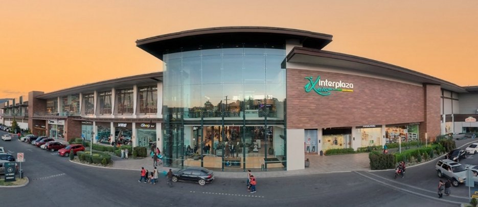 Fachada de Interplaza Xela al atardecer